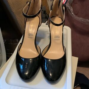 Liz Clairborne black close toed heels